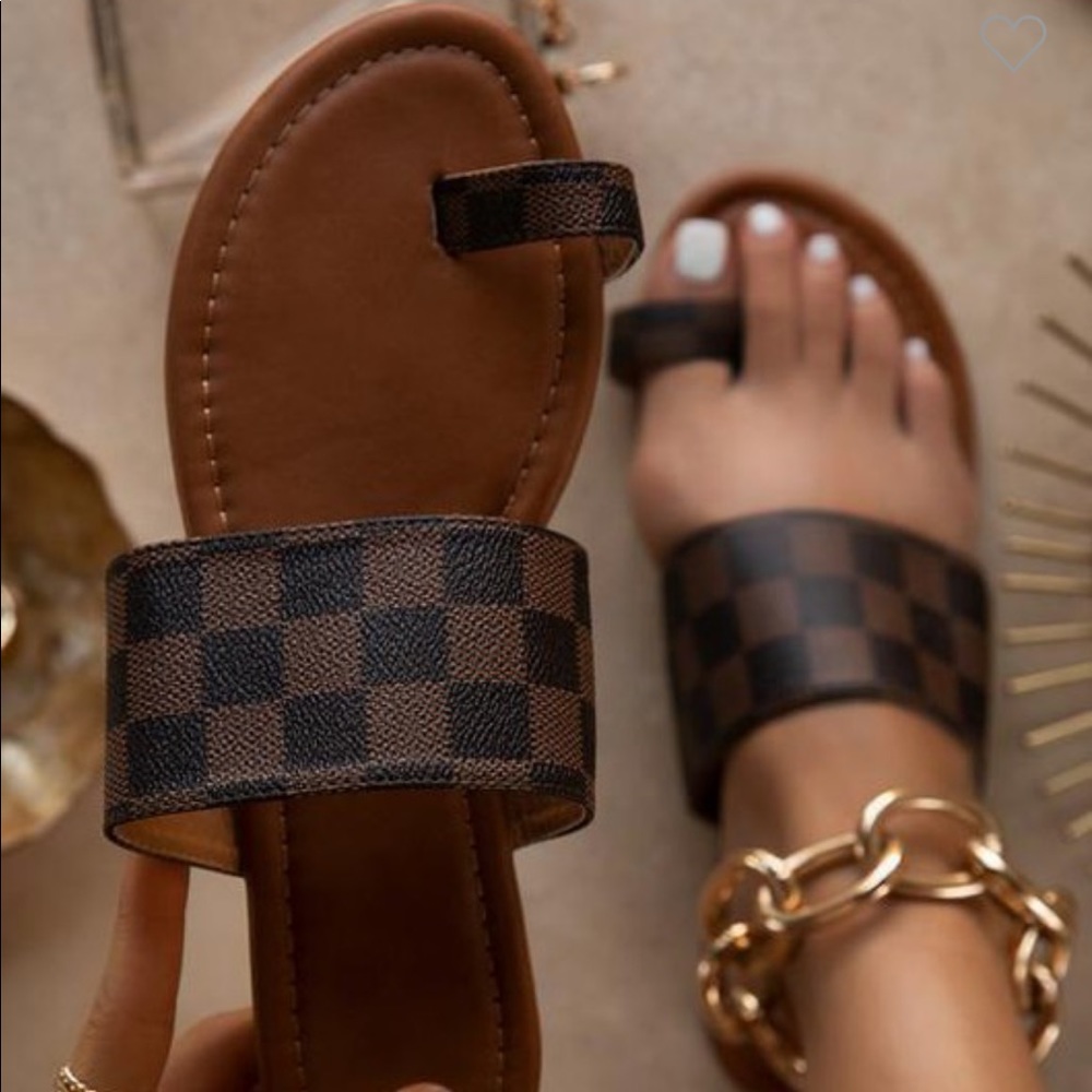 Brown Checkered Toe Ring Slip On Sandals